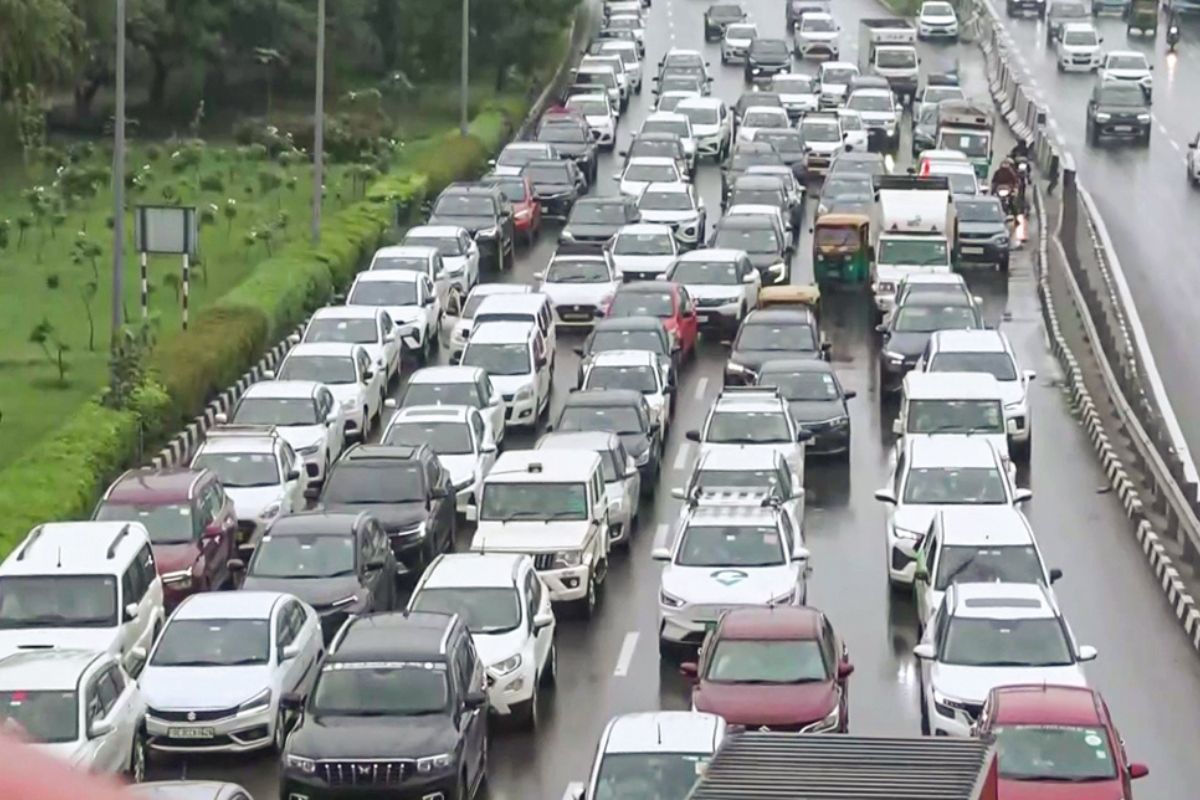 Very Heavy Rain in Delhi Road Jam