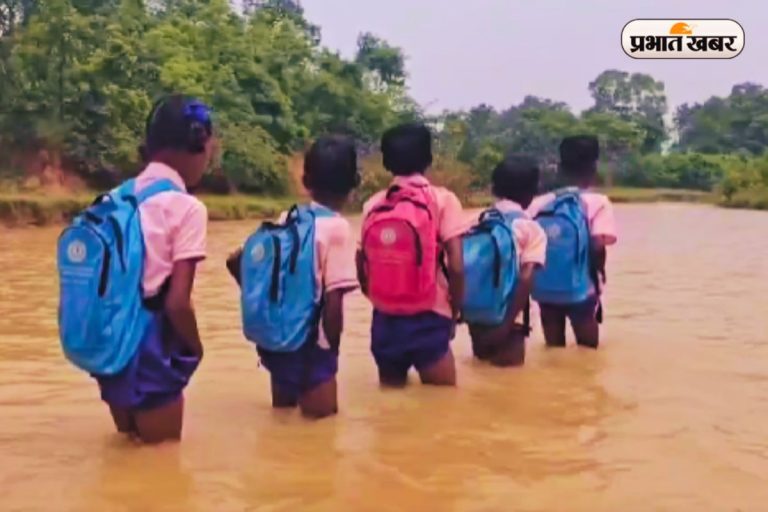 VIRAL VIDEO: घुटने भर पानी में घुसकर स्कूल जा रहे बच्चे, क्या किसी को नहीं है इनकी फिक्र?