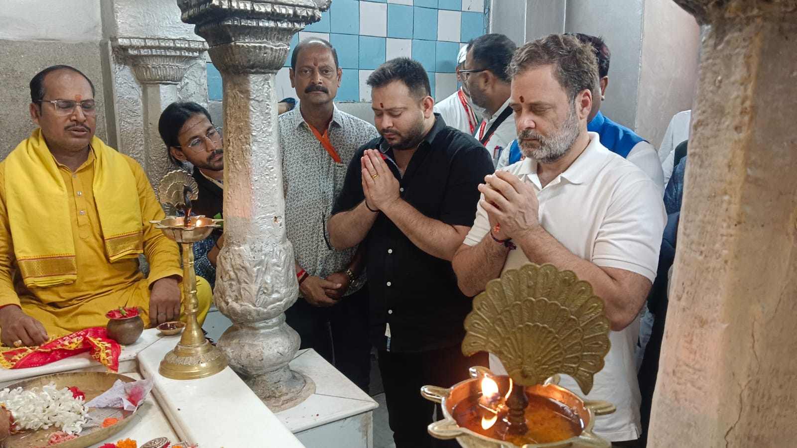 सूर्य मंदिर देव में पूजा अर्चना करते राहुल गांधी और तेजस्वी यादव