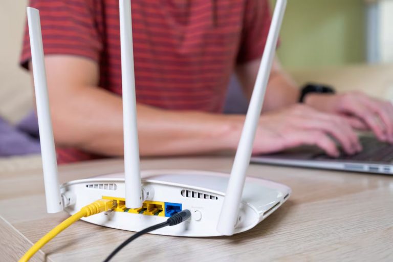कहीं पड़ोसी भी चुपके से तो नहीं यूज कर रहे आपका WiFi? बदल दें ये सेटिंग्स, वरना कछुए की तरह रहेगी स्पीड