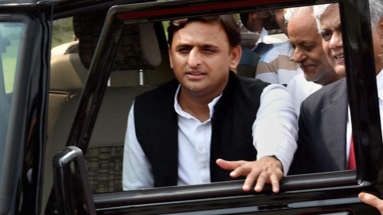 इंसानियत की मिसाल: अखिलेश यादव ने सड़क हादसे में घायल परिवार की बचाई जान