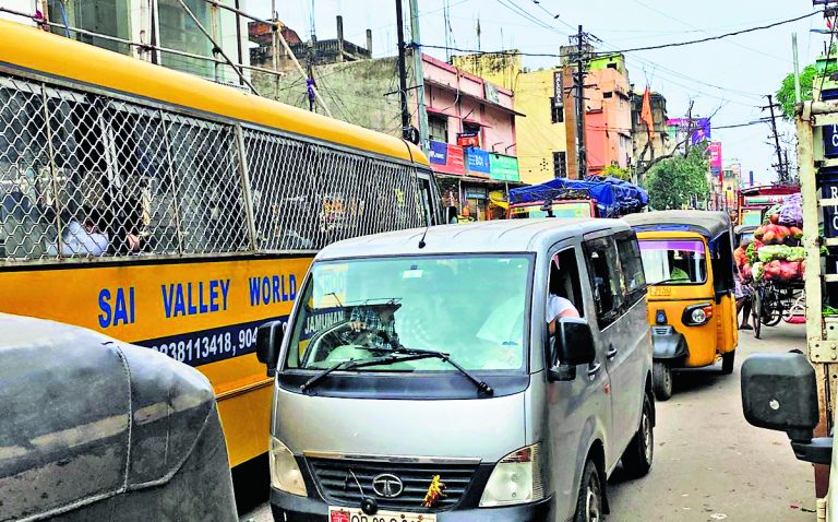 Rourkela News: भारी वाहनों की पार्किंग के कारण मुख्य मार्ग में लग रहा जाम, दुर्घटना की आशंका