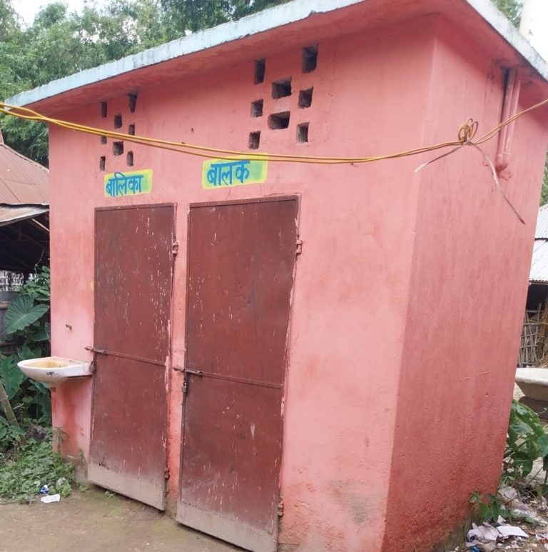 स्कूल के शौचालय पर लटका है ताला