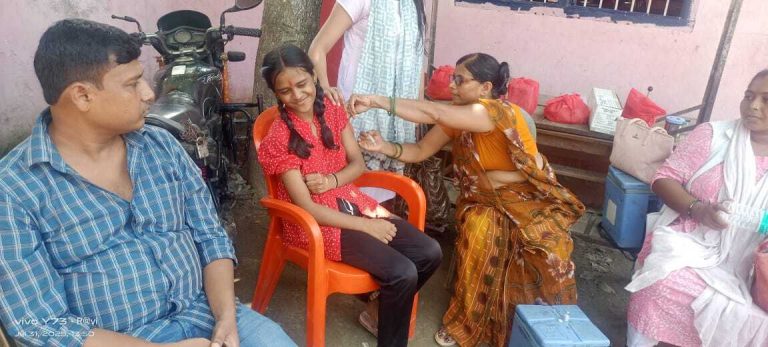 कैंसर से बचाव को लेकर स्कूली छात्राओं को लगाया गया टीका