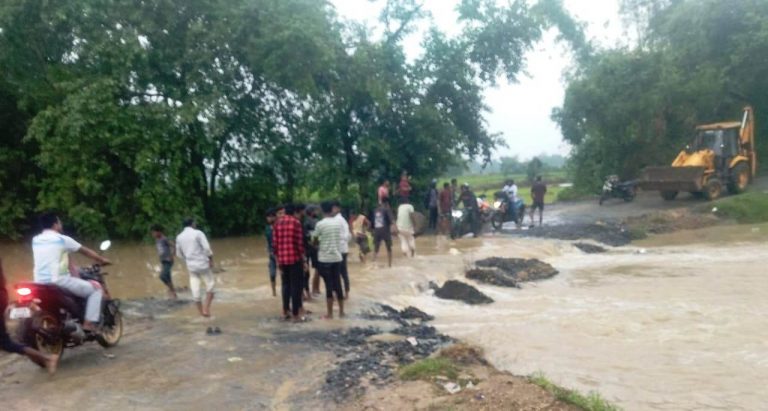 गंगटी नदी में आयी उफान के बाद डायवर्सन पर चढा पानी