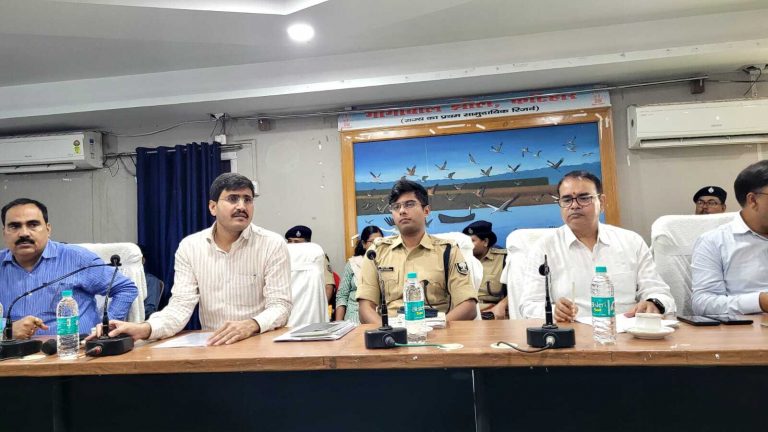 स्वाधीनता दिवस की तैयारी समय पर पूरा करें: डीएम