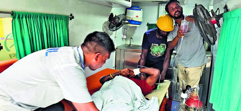 Chaibasa News : फ्यूज बांध रहा मिस्त्री करंट के झटके से झुलसा