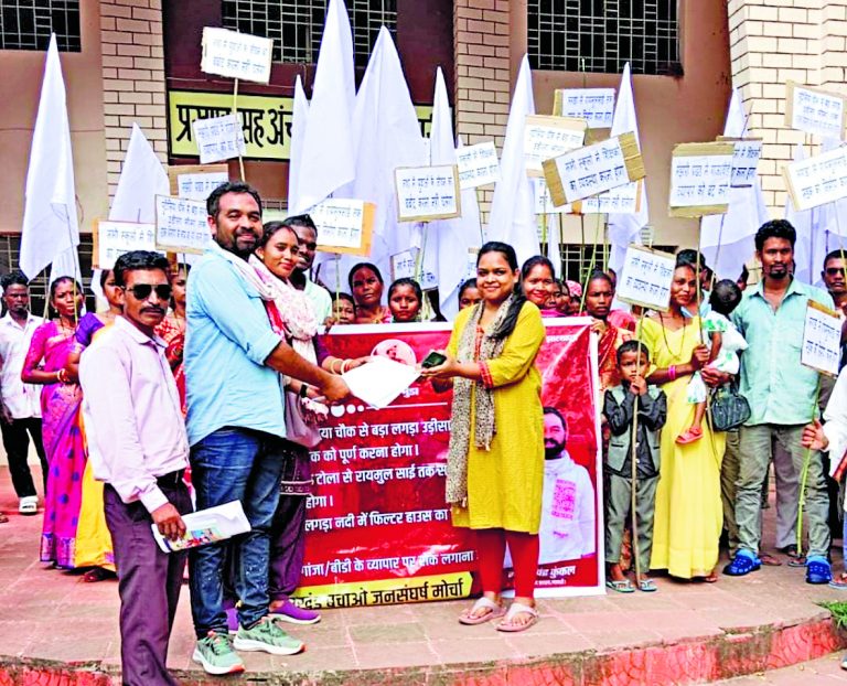 Chaibasa News : अधूरी सड़क व नशापान के खिलाफ ब्लॉक ऑफिस पर ग्रामीणों का प्रदर्शन