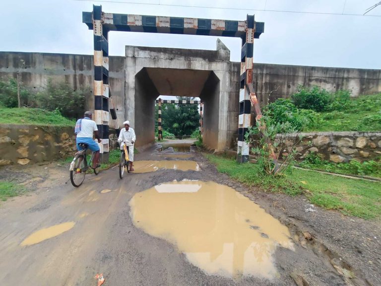 रेलवे पुल के नीचे सड़क पर गड्ढों से राहगीर परेशान