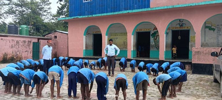 बाढ़ में डूबने से बचाव की दी  जानकारी
