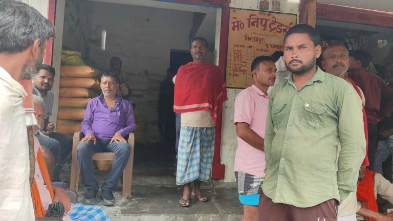 Bettiah : सावन की बारिश ने दी सुखाड़ से राहत, यूरिया की किल्लत ने बढ़ाई किसानों की मुश्किलें
