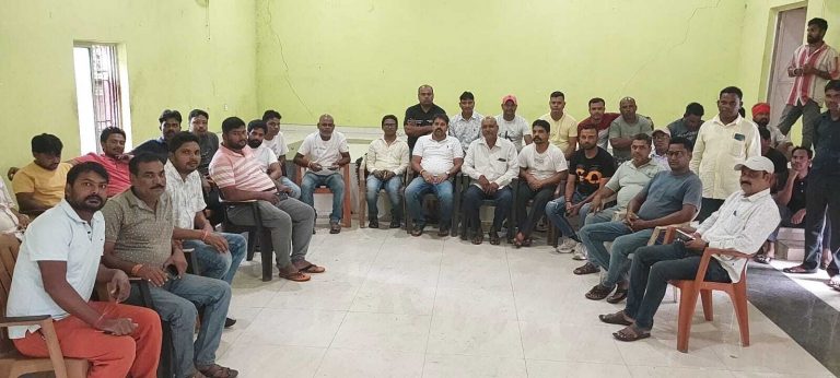 भाड़ा बढ़ोतरी को लेकर चूरी में ग्रामीण, ट्रक मालिक और लिफ्टरों की बैठक