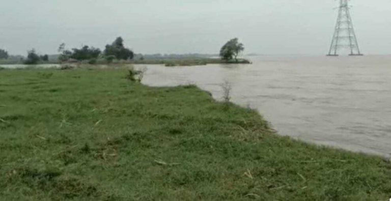 गंगा नदी के रौद्र रूप से बकिया दियारा में बाढ़ व कटाव तेज