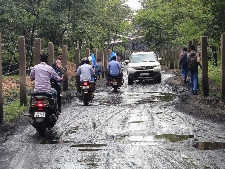 बिलारी-सीएमपी कच्ची सड़क पर जल जमाव व फिसलन से परेशानी
