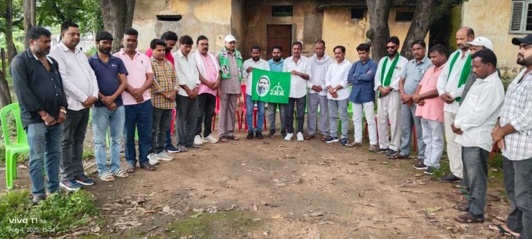 झामुमो खलारी प्रखंड कमेटी ने शिबू सोरेन के निधन पर शोक प्रकट  किया