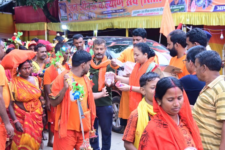 कटोरिया विधायक ने कांवरियों में फल व पेय पदार्थ का किया वितरण