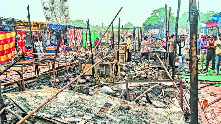 Rourkela News: झीरपानी फुटबॉल मैदान के मीना बाजार में लगी आग, 20 दुकानें राख