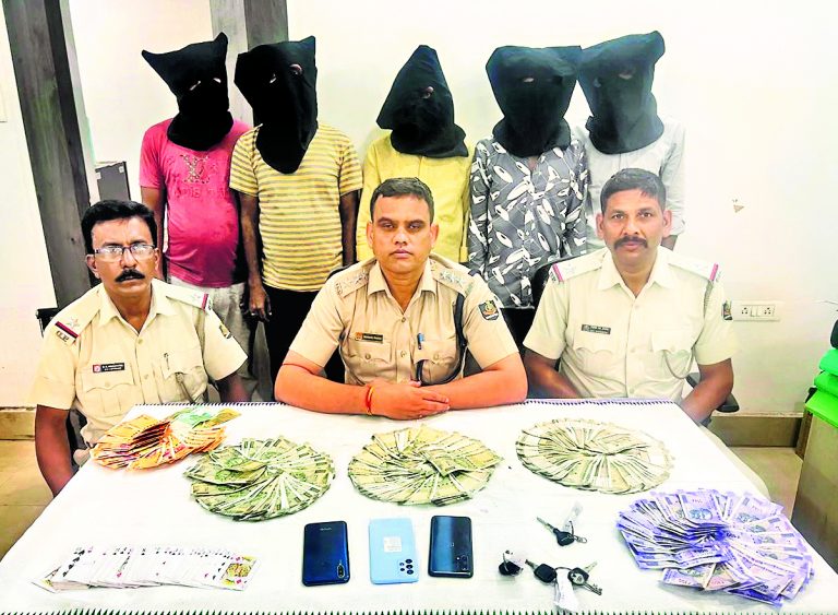 Rourkela News: पांच जुआरी गिरफ्तार, 1.38 लाख रुपये नकद, बाइक व मोबाइल फोन जब्त