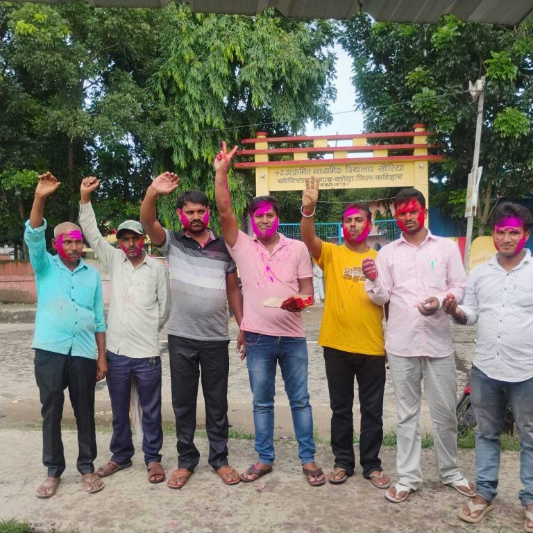 मांग पूरी होने पर रात्रि प्रहरी ने मनायी खुशी