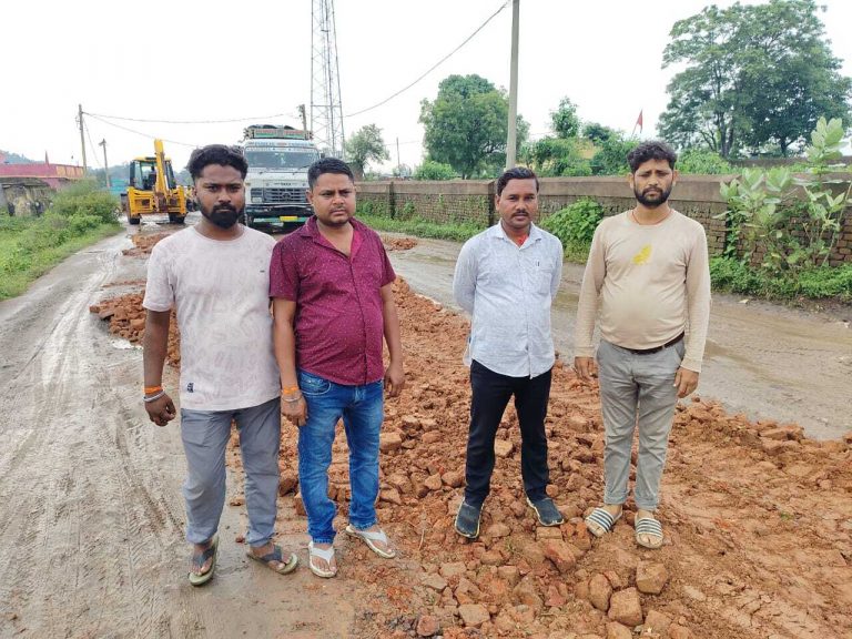 चूरी होयर की जर्जर सड़क की दो पंचायतों के मुखिया ने करायी मरम्मत