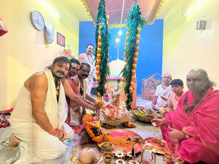 Deoghar News : झूले पर विराजे राधा-कृष्ण, बाबाधाम में बिखरी झूलनोत्सव की छटा