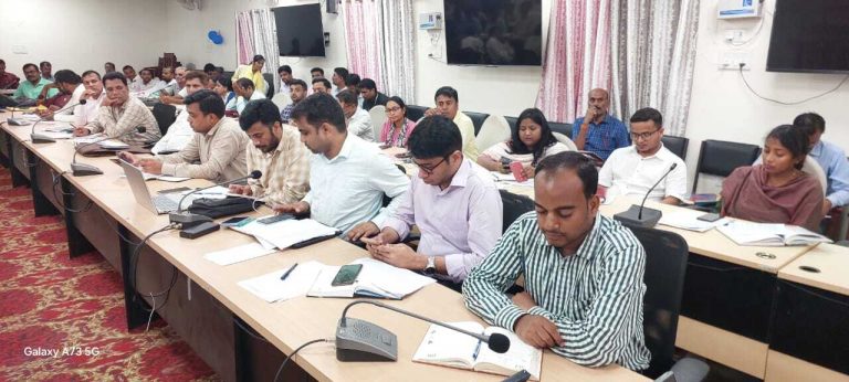 दावा-आपत्ति व दस्तावेज अपलोड की डीएम ने की समीक्षा