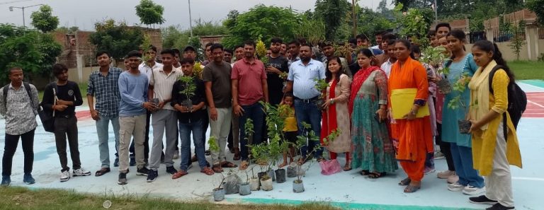 राजकीय अभियंत्रण महाविद्यालय में बीटेक के छात्रों ने किया पौधरोपण