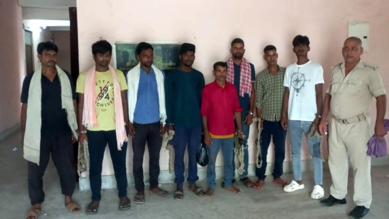 विदेशी शराब के साथ एक तस्कर व सात पियक्कड़ गिरफ्तार