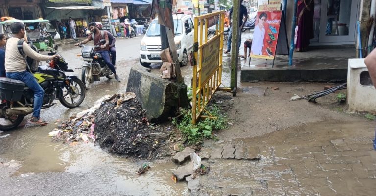 नाली का गंदा पानी रोड पर बहने से परेशानी