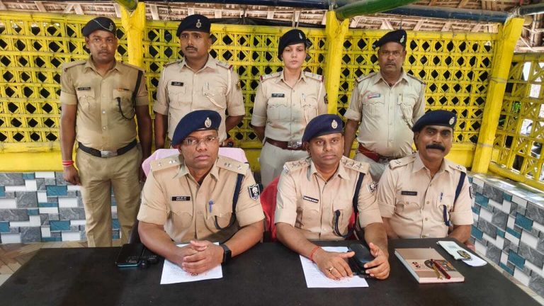 2907 लीटर विदेशी शराब के साथ कंटेनर जब्त, दो तस्कर गिरफ्तार