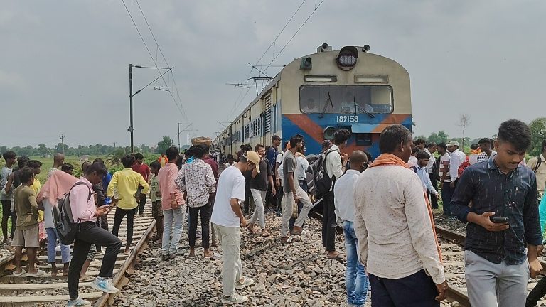 ग्रामीणों ने गया-पटना रेलखंड पर शव को रख किया प्रदर्शन