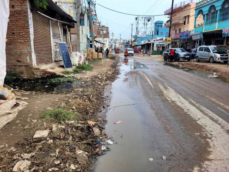 Madhubani News : गौशाला रोड में नाला निर्माण नहीं होने से सालों भर सड़क पर रहता जलजमाव