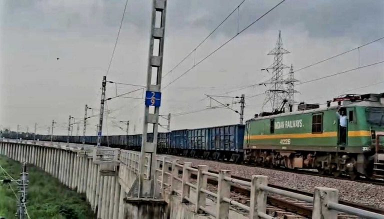 Dhanbad News: डीडीयू ने धनबाद रेल मंडल को भेजा ”रुद्रास्त्र”