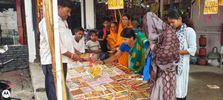Motihari : रक्षाबंधन आज, राखी एवं मिठाइयों के दुकानों पर रही भीड़