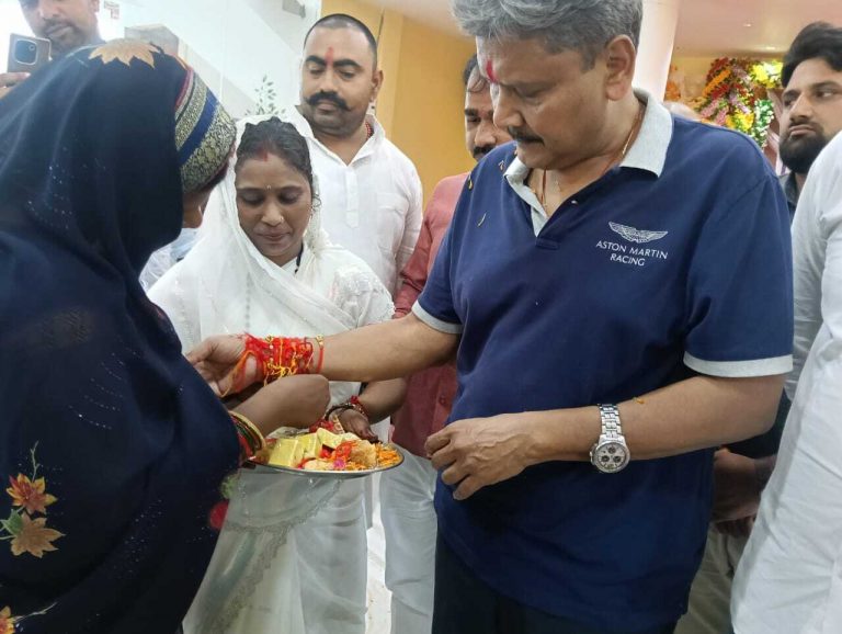 भोरे में शिक्षा मंत्री सुनील कुमार ने किया जनसंवाद, महिलाओं ने बांधी राखी, व्यवसायियों ने रखीं समस्याएं