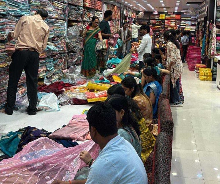 भाइयों की कलाइयों पर सजेगा स्नेह का डोर