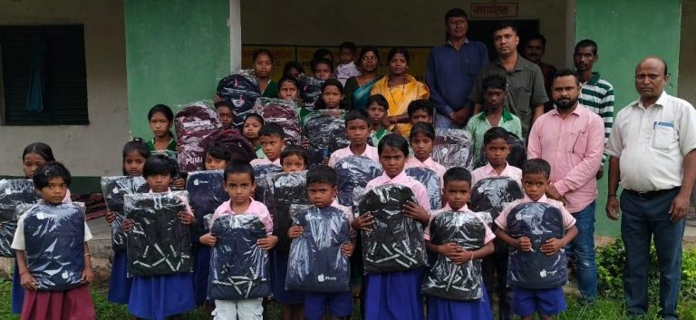 40 बच्चों को दिये स्कूल बैग