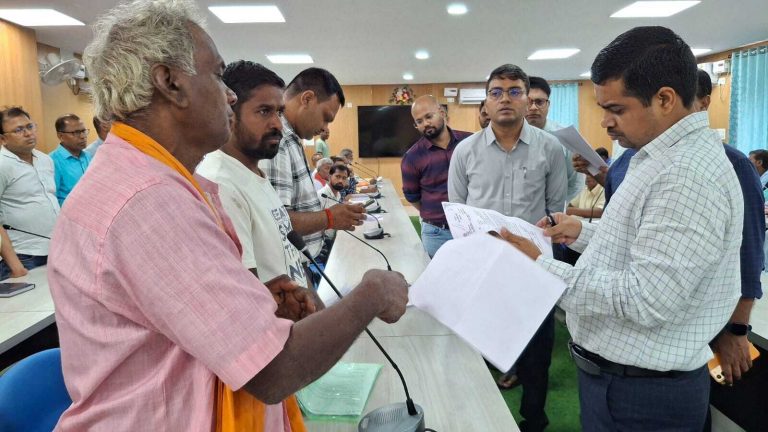 जिला जनता दरबार में 44 आवेदन, डीएम ने दिए त्वरित कार्रवाई के निर्देश