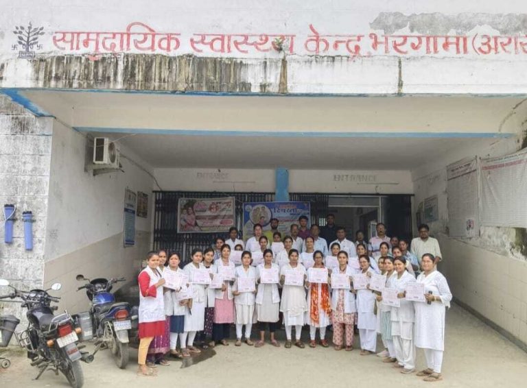 एएनएम को ट्रेनिंग पूर्ण करने पर मिला प्रमाणपत्र