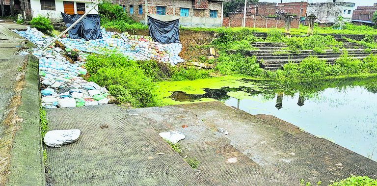 Gaya News : बारिश से धंसी दीवार, मिट रहा शेरघाटी का ऐतिहासिक तालाब