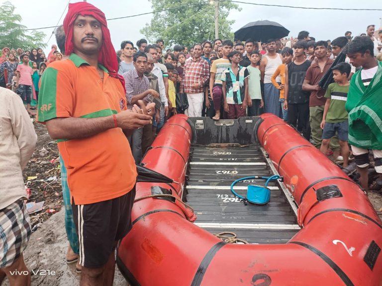 बाढ़ की पानी में नहाने के दौरान किशोरी लापता, तलाश जारी