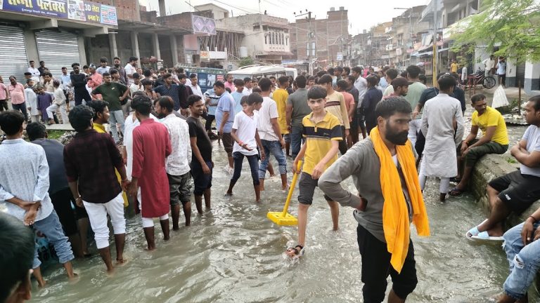 टिकरी मुहल्ले में बाढ़ के पानी में डूबा आठ साल का बच्चा, तलाश जारी