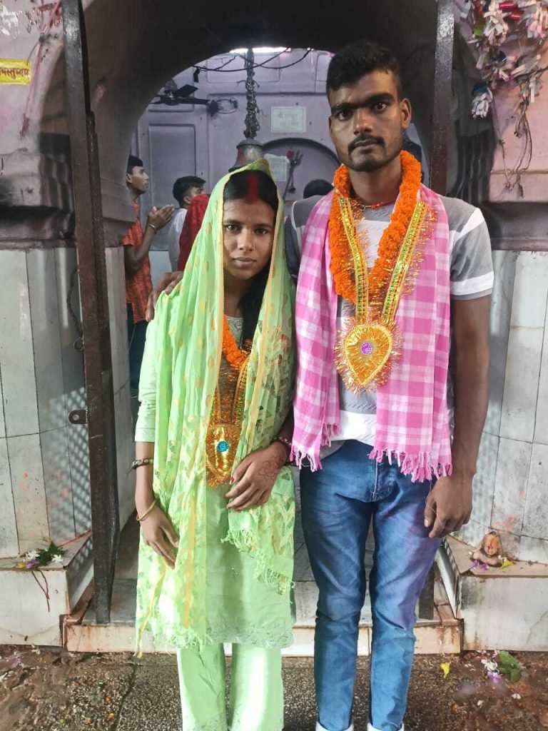 घर से 20 मीटर की दूरी पर रहने वाली लड़की से हुआ प्यार, मंदिर में रचा ली शादी