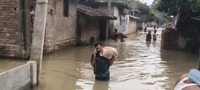 बाढ़ के विकराल रूप देख घर छोड़ ऊंचे स्थानों की ओर पलायन कर रहे लोग