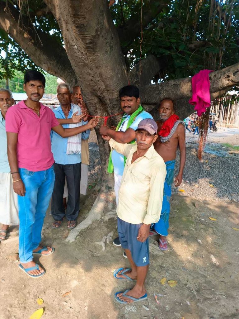 Samastipur News:वृक्षों में रेशम का धागा बांध ग्रामीणों ने लिया रक्षा का संकल्प