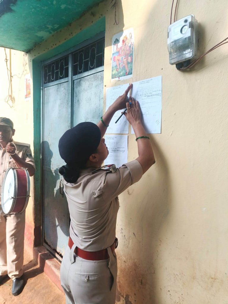 फतेगंज में पुलिस ने सात आरोपितों के घरों में चिपकाया इश्तेहार