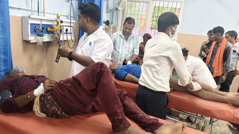 सड़क हादसे में बाइक सवार तीन दोस्त जख्मी