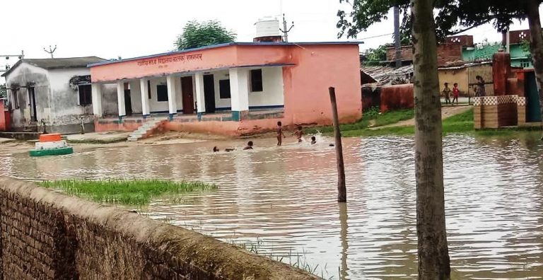 मध्य विद्यालय  में जल जमाव से बच्चों को हो रही परेशानी