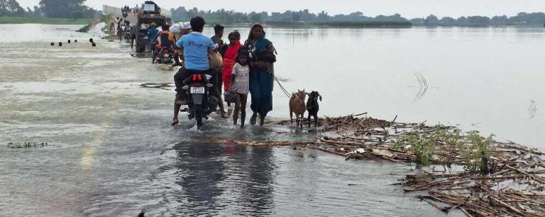 बाढ़ पीड़ित सरकारी राहत सुविधा का कर रहे इंतजार