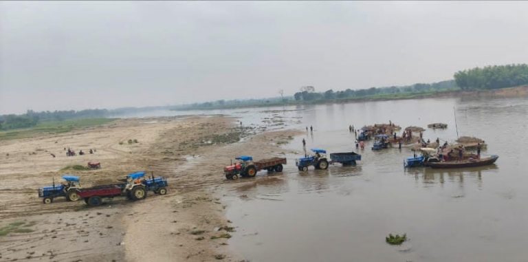 धड़ल्ले से हो रहा सातमेढ़ी घाट से अवैध बालू खनन